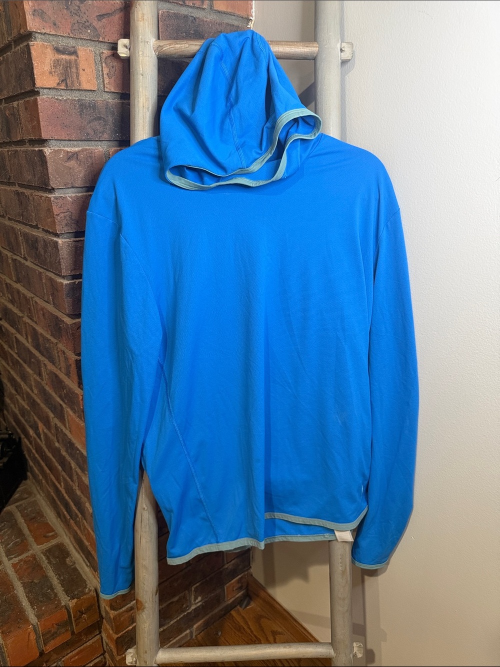 Cotopaxi Men’s Sombra Sun Hoodie, size Medium.